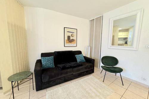 un salon avec un canapé et deux chaises dans l'établissement Apartment with Wifi near beach, à Cannes