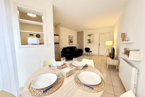 une salle à manger avec une table et des chaises et un salon dans l'établissement Apartment with Wifi near beach, à Cannes