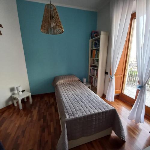 a bedroom with a bed and a blue wall at Casa Melina in Nola