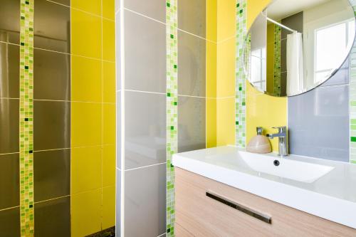 a bathroom with a sink and a mirror at Maison moderne à 80m de la plage - 6 personnes in La Guérinière