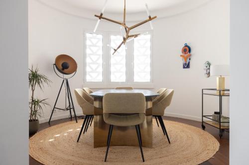 a dining room with a table and chairs at Deco Gem in City Center in Lisbon