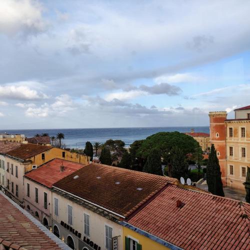 - une vue sur la ville avec ses bâtiments et l'océan dans l'établissement Appartement Blasini Proche plage & ville, à LʼÎle-Rousse