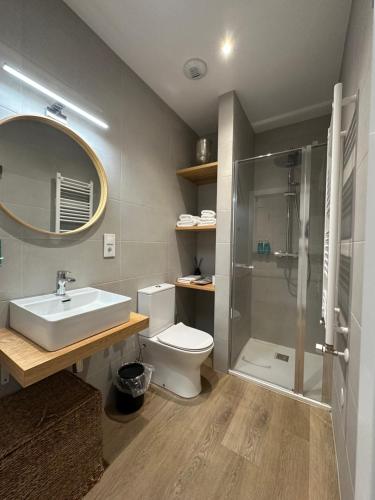 un bagno con wc, lavandino e doccia di CoruñaFlat Apartments - Centro A Coruña a La Coruña