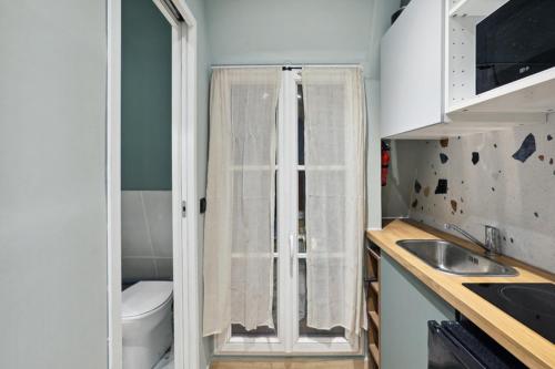 une salle de bain avec une douche avec des toilettes et un lavabo dans l'établissement 503 Suite Pergolèse - Charming Studio in Paris 16, à Paris