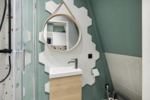 une salle de bain avec un lavabo et un miroir dans l'établissement 503 Suite Pergolèse - Charming Studio in Paris 16, à Paris