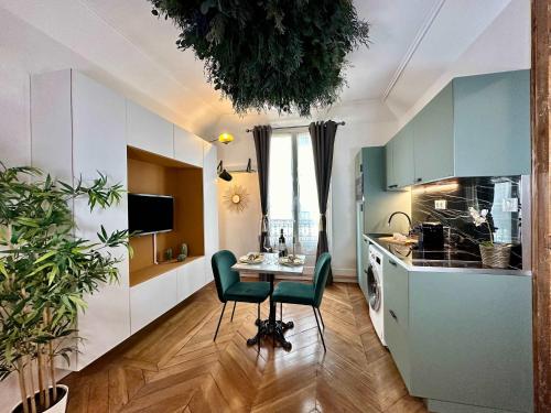 O bucătărie sau chicinetă la Sumptuous flat with lift near Opéra