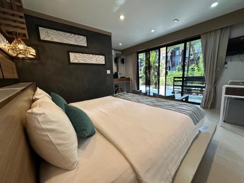 Postel nebo postele na pokoji v ubytování โรงแรมชาวเกาะพีพี Chaokoh Phi Phi Island