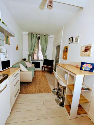 une cuisine et un salon avec une table et un canapé dans l'établissement Baiona T2 Sainte Catherine Cœur de Saint Esprit, à Bayonne