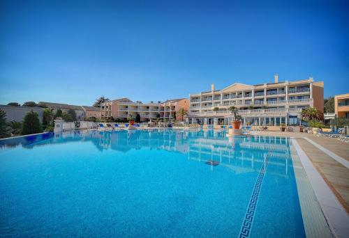 une grande piscine devant un hôtel dans l'établissement Appartement Résidence Francia - Cannes, à Cannes