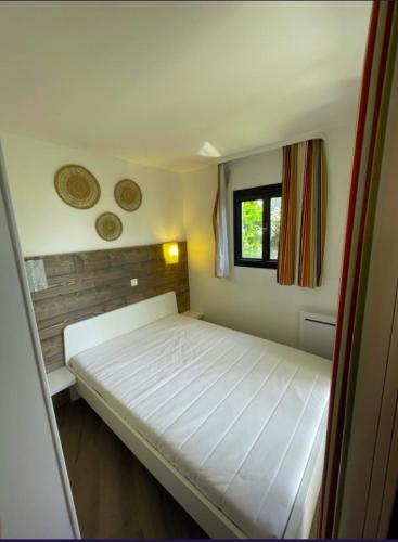 Cette petite chambre comprend un lit blanc. dans l'établissement Appartement Résidence Francia - Cannes, à Cannes