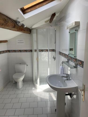 une salle de bain blanche avec des toilettes et un lavabo dans l'établissement Limort Farmhouse, à Clussais-la-Pommeraie