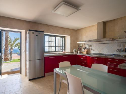 Villa Volcán con piscina e impresionantes vistas al mar, pádel y mini golf en Montaña Roja