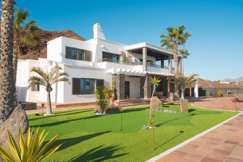 Villa Volcán con piscina e impresionantes vistas al mar, pádel y mini golf en Montaña Roja