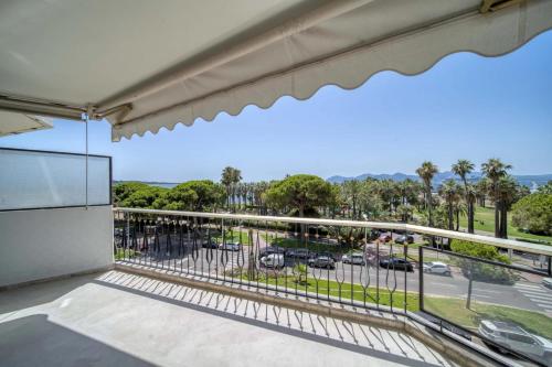 un balcon avec vue sur un parking dans l'établissement REF 2012 - Cannes Croisette - Apartment to rent sea view, à Cannes