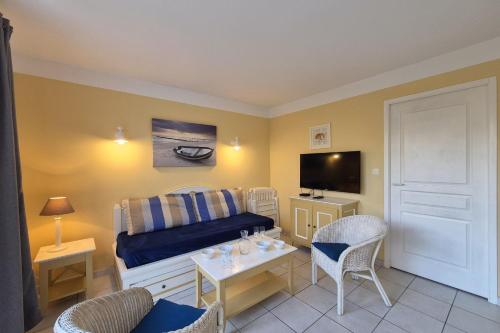 une chambre avec un lit et une table avec des chaises dans l'établissement Beautiful house with pool in Talmont-Saint-Hilaire, à Saint-Hilaire-de-Talmont