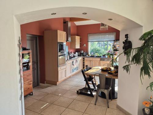 une cuisine avec une table et une salle à manger dans l'établissement Villa 170m2 avec piscine près d Aix en provence 7 couchages, à Éguilles