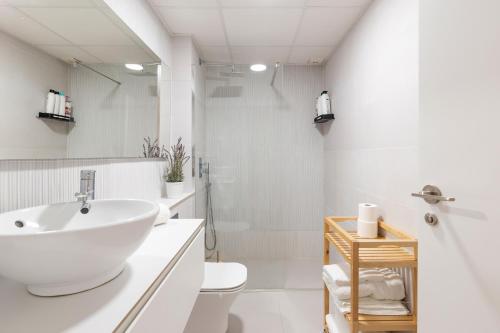 Un baño blanco con lavabo e inodoro. en Alojamiento Entero En Aguilas, en Águilas