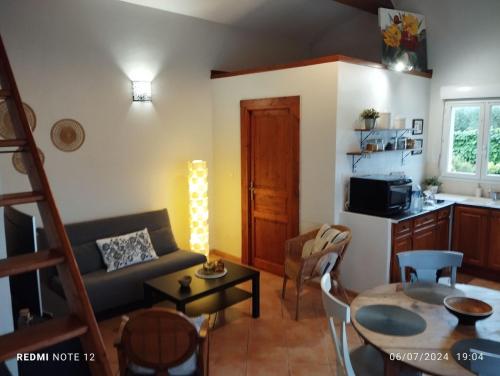 un salon avec un canapé et une table dans l'établissement Le Clos des évidences, à Domazan