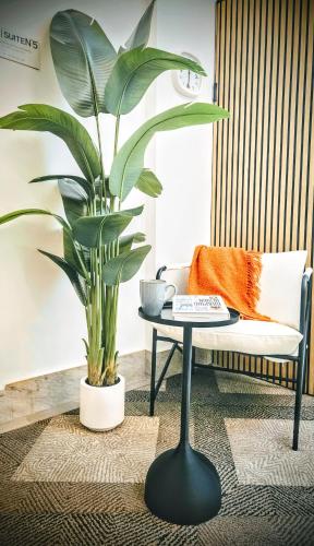 a living room with a table and a plant at Suite n 5 in Pompei