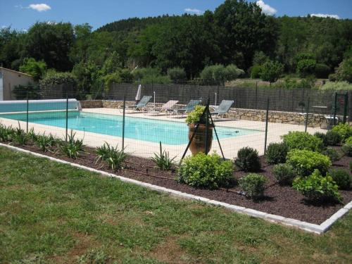 une piscine entourée d'une clôture dans l'établissement Chez marcel les arcs, aux Arcs-sur-Argens