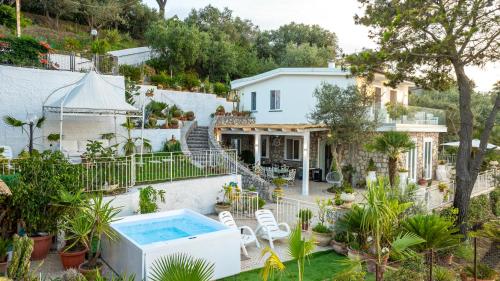 Gallery image of Villa Grusone in SantʼAgata sui Due Golfi