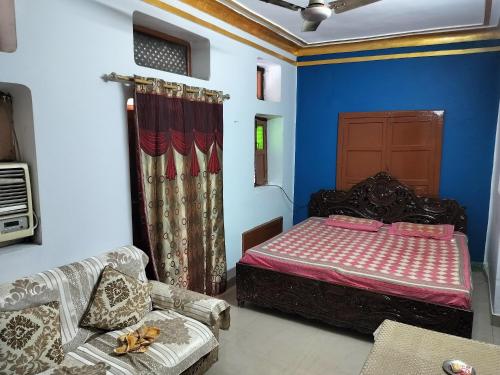 FaizābādにあるSriram niwas homestayのベッドとソファのある寝室