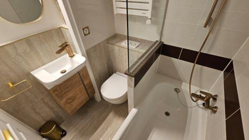 une petite salle de bain avec toilettes et lavabo dans l'établissement Nali CAP ESTEREL, à Saint-Raphaël