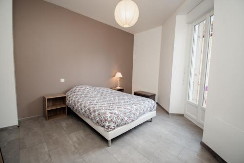 une chambre blanche avec un lit et une fenêtre dans l'établissement La Petite Pontissalienne - Appartement Centre de Pontarlier, à Pontarlier