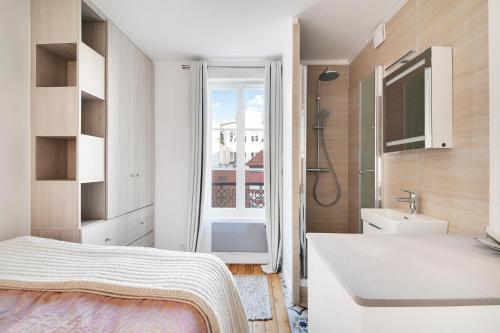 La salle de bains est pourvue d'un lit, d'un lavabo et d'une douche. dans l'établissement Jardin de Luxembourg - Arène de Lutece, à Paris