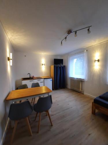 a living room with a wooden table and chairs at Monteurwohnung - Handwerkerwohnung Jesse Bad König in Bad König