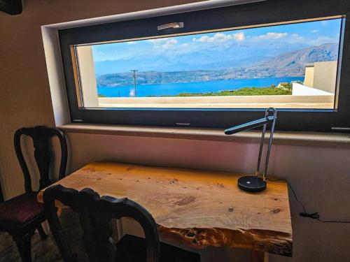 a desk with a lamp in front of a window at Villa Cisternis in Stérnai