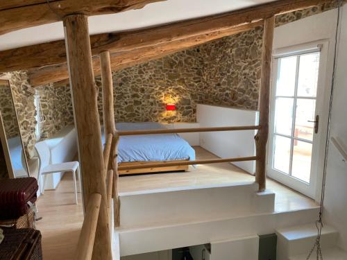 une chambre avec un lit superposé et une fenêtre dans l'établissement Red sun and green tea, à Saint-Jean-de-Barrou