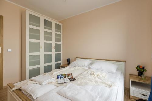 Ένα ή περισσότερα κρεβάτια σε δωμάτιο στο ShortStayPoland Toruńska B177