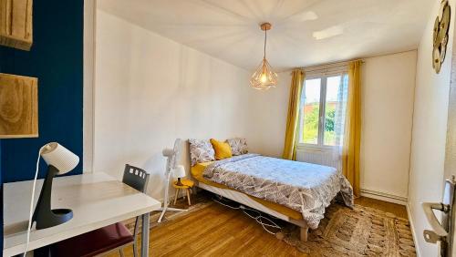 une chambre avec un lit, un bureau et une fenêtre dans l'établissement Chambre privée dans logement partagé, Pepsy Blue cozy Paris & Stade de France, à Stains