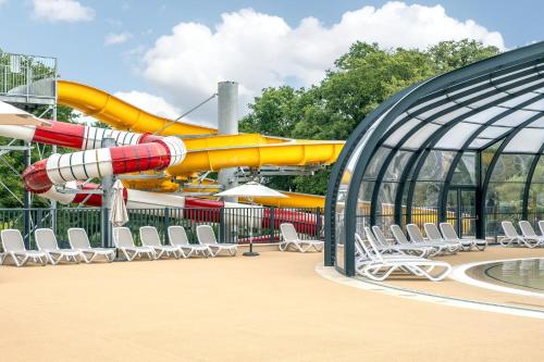 Photo de la galerie de l'établissement Camping Château La Forêt, à Saint-Julien-des-Landes