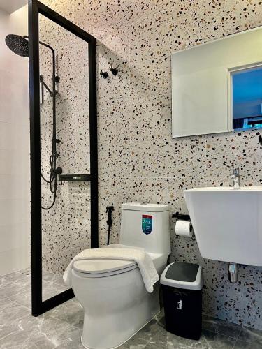 a bathroom with a toilet and a sink at PP Sweet House Khaolak พีพี สวีทเฮ้าส์ เขาหลัก in Ban Lam Ru (1)