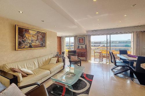 ein Wohnzimmer mit Sofa und Tisch in der Unterkunft HENRI CAMILLE REAL ESTATE - Kent - Huge 2 bedrooms appt - 5 min Croisette in Cannes