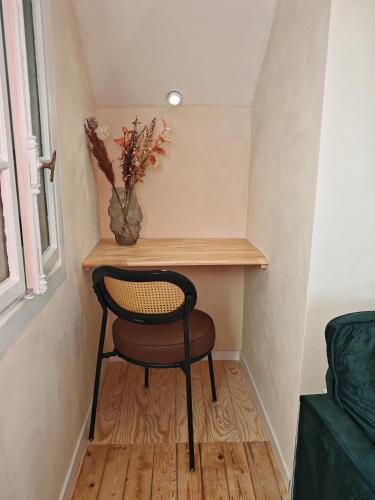 une chaise assise sous une étagère dans une pièce dans l'établissement Chambre 4 dans appartement partagé proche de Strasbourg, à Wasselonne