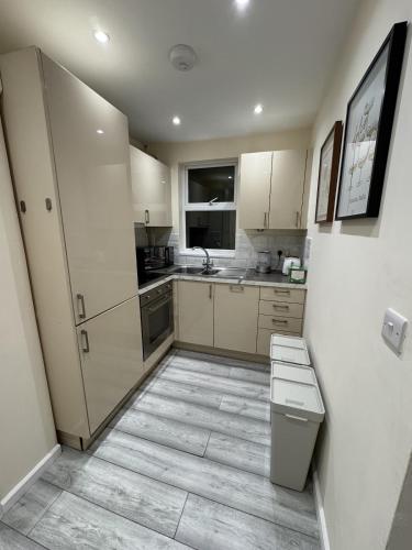Kuchyň nebo kuchyňský kout v ubytování Cosy Modern 3Beds Ipswich Center