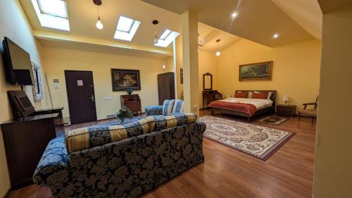 a living room with a couch and a bed at Casa Republicii in Braşov