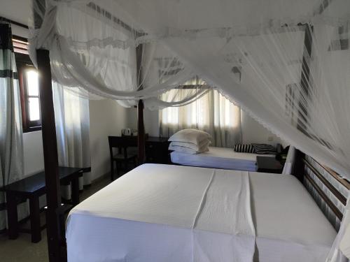 a bedroom with two beds and a window at Villa Uppugama in Etagama
