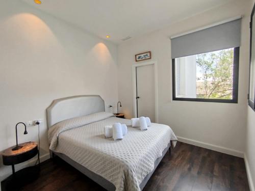 a bedroom with a bed with two towels on it at Preciosa Casa Centro Histórico Jerez, Parking privado+ WI-FI in Jerez de la Frontera