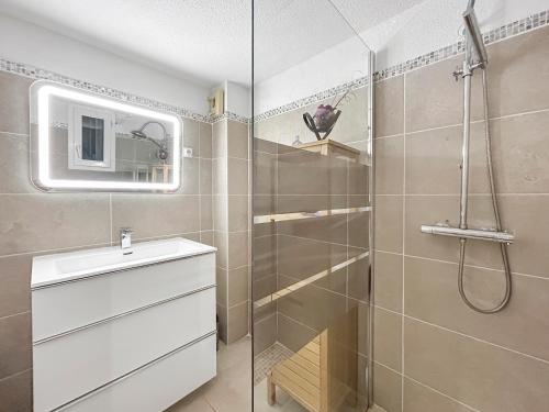 une salle de bain avec une douche, un lavabo et un miroir dans l'établissement Vue Mer, Piscine, Terrasse Privée et Clim, à Cavalaire-sur-Mer