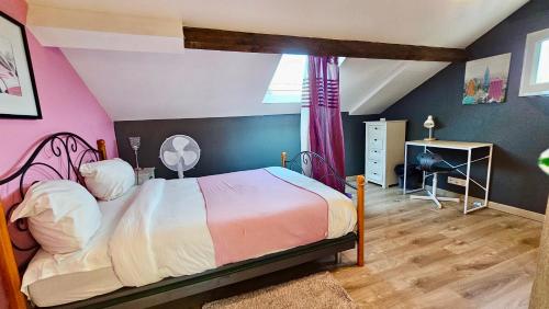 - une chambre avec un grand lit et un mur rose dans l'établissement Chambre privée dans logement partagé, Pinky Elisabeth cozy Paris & Stade de France, à Stains