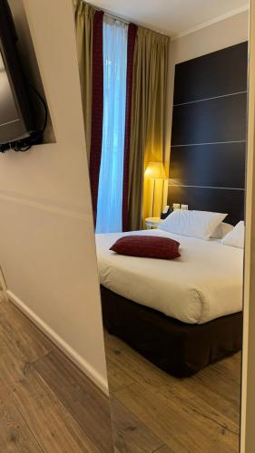 a hotel room with a bed and a window at TownHouse 33 in Milan