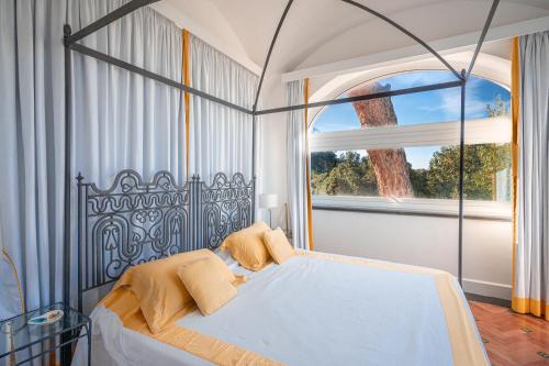 Villa Serao Cottage Camilla by MyVillaCollection في ايسكيا: غرفة نوم بسرير كبير ونافذة