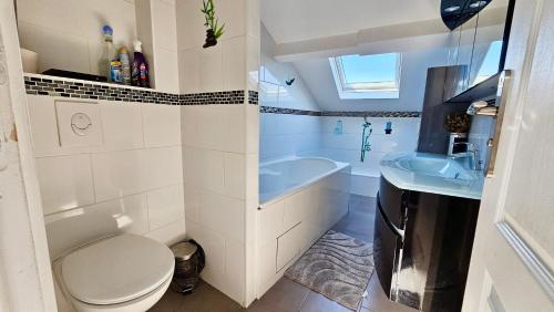 une salle de bain avec toilettes, baignoire et lavabo dans l'établissement Chambre privée dans logement partagé, Serenity cozy Paris & Stade de France, à Stains