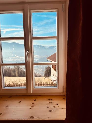 a window with a view of a field at Oberraut in Brunico