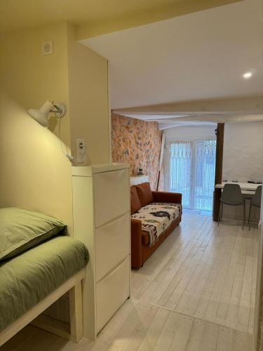 une chambre avec un lit et un canapé dans une pièce dans l'établissement Appartement entre mer et montagne, à Gréolières