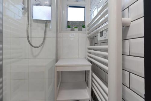 Et badeværelse på The Marina retreat -free parking